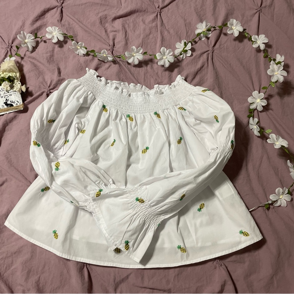 SOLD!!! Beautiful white embroidered pineapple off shoulders stunning top! SOLD!